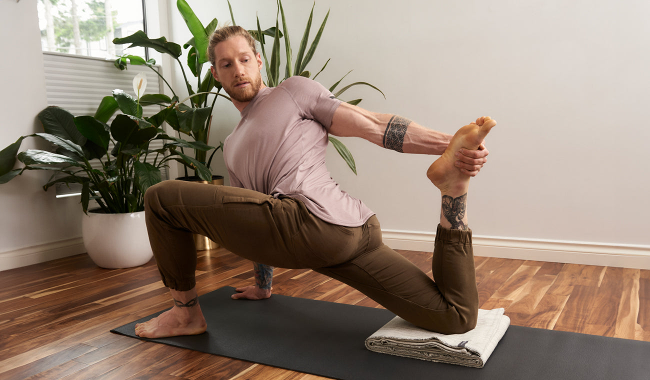 6 Yoga-Übungen mit Tools bei verkürzten Hamstrings